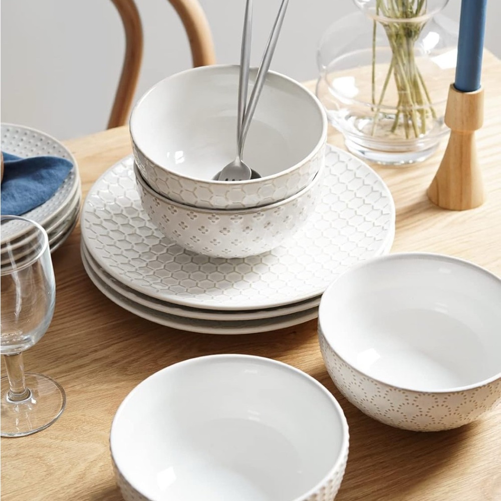 LE TAUCI 16 Piece Dinnerware Set Arctic White 
Stoneware Plates Bowls Mugs for 4 - Picture 8 of 10